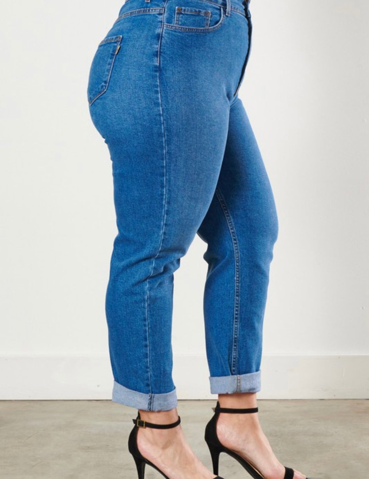 Curvy model wearing Classic High waisted angle jeans captured is the waist down
